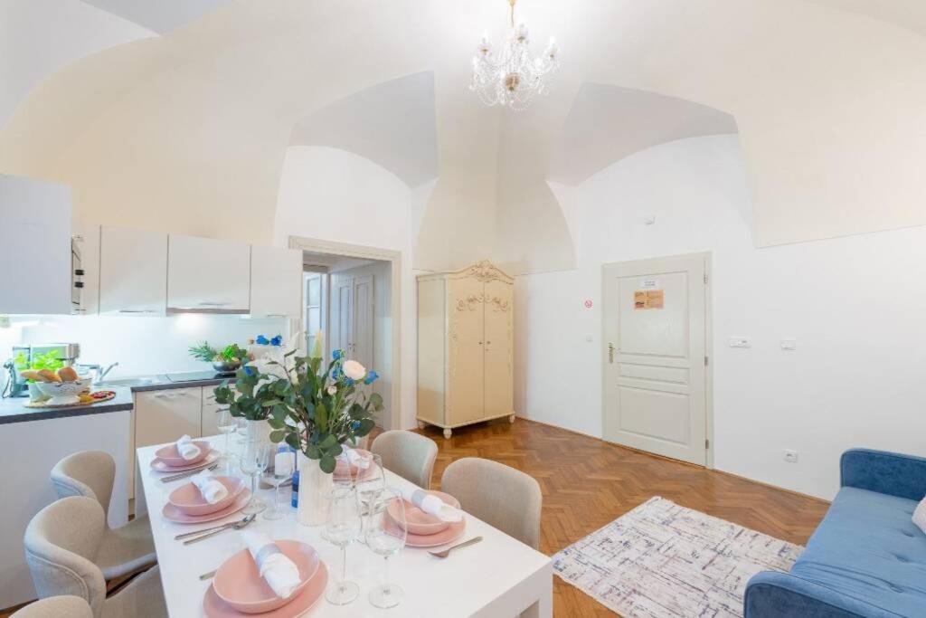 Rose Apartments / Romantic & Cozy / City Center Πράγα Εξωτερικό φωτογραφία